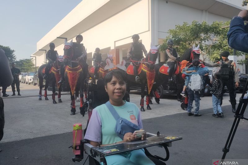 Wanita difabel bernama Velis asal Flores Timur, Nusa Tenggara Timur (NTT) mendatangi Gelora Bung Karno (GBK) untuk meminta berkat Paus Fransiskus, Kamis (5/9/2024). ANTARA/Risky Syukur