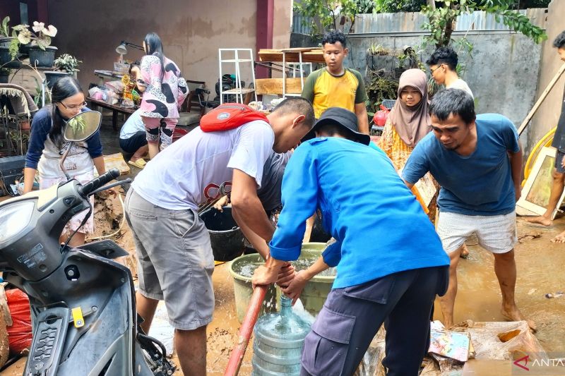 Ilustrasi- saat petugas Damkarmat Lampung Selatan mendistribusikan batuan air bersih ke warga (ANTARA/Riadi Gunawan)