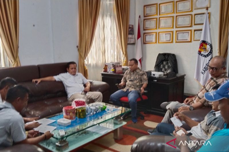 KPU Mukomuko menyerahkan dokumen bakal calon bupati dan wakil bupati setempat yang tidak memenuhi syarat kepada LO masing-masing, di Mukomuko, Kamis (5/9/2024). ANTARA/Ferri.