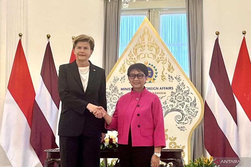 Menteri Luar Negeri RI Retno Marsudi bertemu dengan Menteri Luar Negeri Latvia Baiba Brae dalam pertemuan bilateral di Gedung Pancasila Kompleks Kemlu RI, Jakarta, Kamis (5/9/2024). ANTARA/Nabil Ihsan.