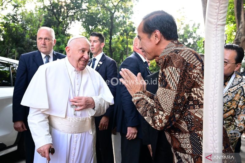 Presiden RI Joko Widodo menyambut Paus Fransiskus saat tiba di Gelora Bung Karno, Jakarta, Kamis (5/9/2024). ANTARA/HO-Biro Pers Sekretariat Presiden