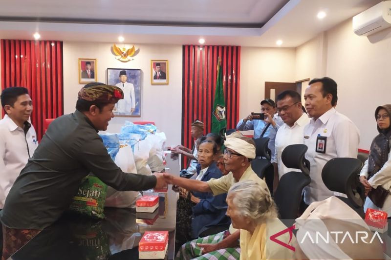 Bupati Bangli Serahkan 100 Paket Sembako untuk Lansia Terlantar
