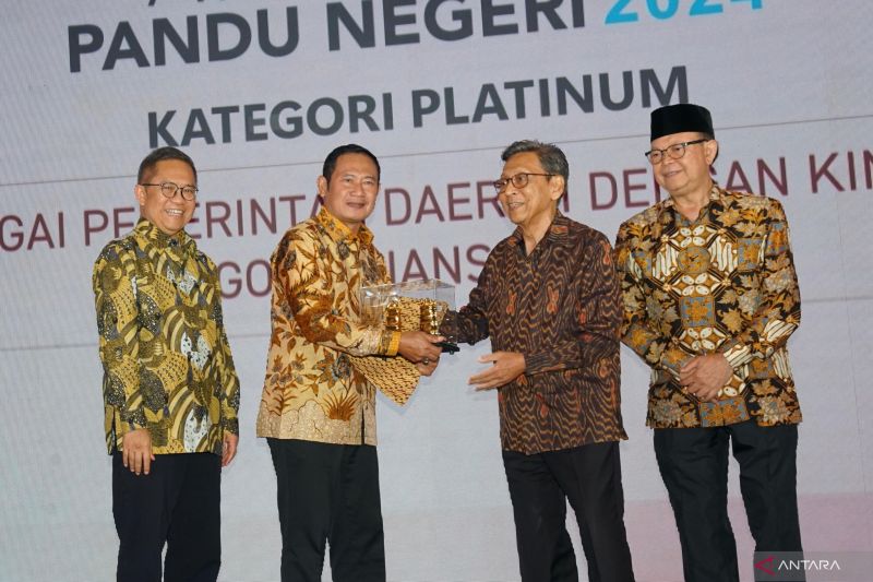 Pemerintah Kabupaten Lamongan Raih Penghargaan Platinum Anugerah Pandu Negeri 2024
