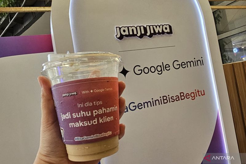 Tampilan menu spesial kolaborasi Janji Jiwa dengan Google bernama "Golden Maple Latte". Menu Golden Maple Latte dibuat dengan bantuan kecerdasan artifisial (AI) generatif Gemini dan menjadi kopi pertama hasil kolaborasi dengan AI yang dikomersialisasikan di Indonesia. Foto diambil di Jakarta Selatan, Kamis (5/9/2024). (ANTARA/Livia Kristianti)