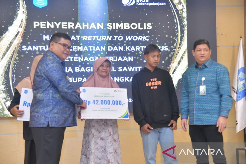 Pejabat Bupati Bangka M Haris menyerahkan klaim jaminan kematian dati BPJS Ketenagakerjaan kepada salah seorang ahli waris dari pekerja rentan, di Sungailiat, Kamis (5/9/2024). ANTARA/Kasmono