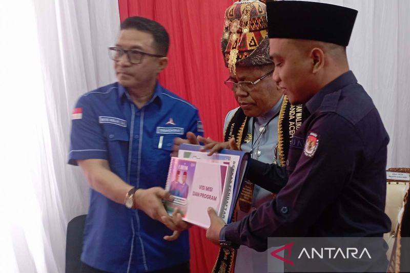 Arsip foto - Tim pemenangan bakal pasangan calon menyerahkan dokumen persyaratan kepada Ketua KIP Kota Banda Aceh Yusri Razali di Banda Aceh. ANTARA/M Haris SA