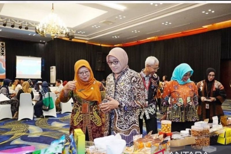 Kepala Dinas PPKUKM Kaltim Heni Purwaningsih mendampingi Sekdaprov Kaltim Sri Wahyuni saat meninjau produk UMKM lokal. ANTARA/HO-Adpim Pemprov Kaltim