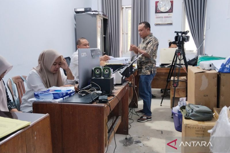 Suasana dalam ruangan kerja Kantor KPU Kabupaten Mukomuko, Kamis (5/9/2024). ANTARA/Ferri.