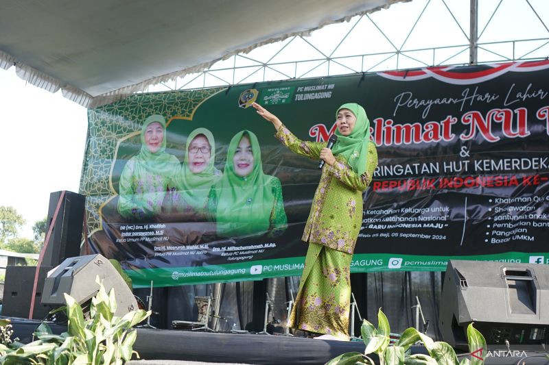 Ketua PP Muslimat NU Khofifah Indar Parawansa berpidato membe sambutan di acara Harlah ke-78 Muslimat NU di Lapangan Beji, Tulungagung, Kamis (5/9/2024) (Destyan Handri Sujarwoko)