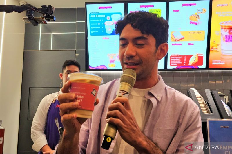 Kecintaan Reza Rahadian pada Kopi dan Camilan Pendampingnya