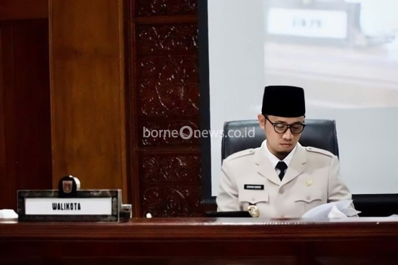 Wali Kota Bukittinggi Erman Safar menunjukkan sikap tegas dengan memberhentikan empat personel Satpol-PP yang ketahuan melakukan dunia gemerlap (dugem). Antara/Al Fatah