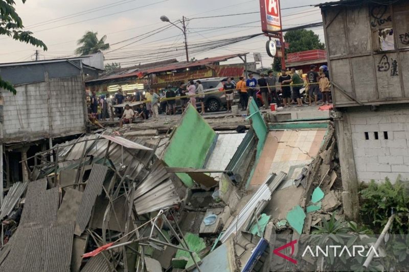 Bangunan kios ambruk di Desa Pabuaran, Kecamatan Bojonggede, Kabupaten Bogor, Jawa Barat, Kamis (5/9/2024). (ANTARA/BPBD Kabupaten Bogor)