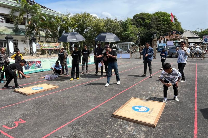 Sejumlah anak-anak mengikuti festival dan lomba permainan tradisional, bagian dari rangkaian Festival Harmoni Budaya Nusantara (FHBN) di kawasan Monumen Perjuangan rakyat, Balikpapan, Kalimantan Timur, Kamis (5/9/2024). ANTARA/HO-Humas Festival Harmoni Budaya Nusantara