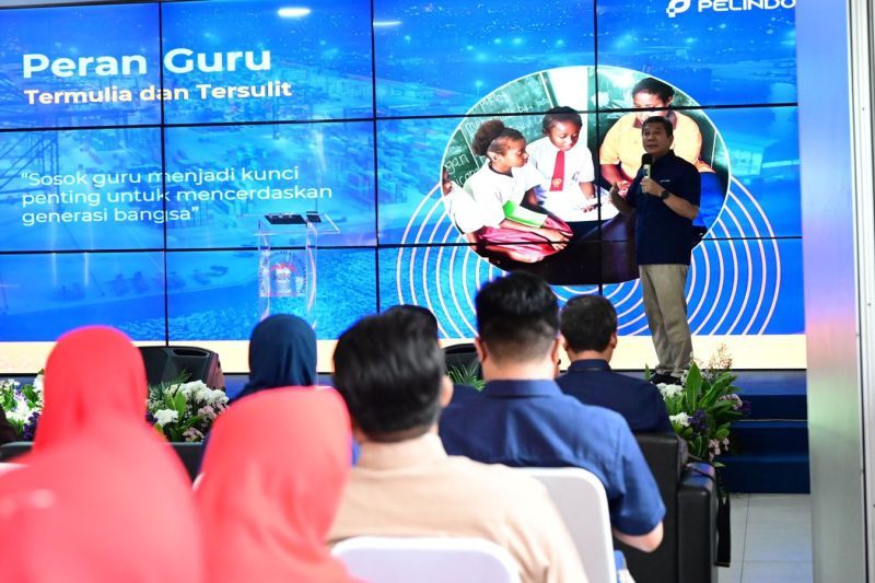 Direktur Utama Pelindo Arif Suhartono berbagi wawasan mengenai industri maritim dan operasional kepelabuhanan dengan para guru di Yayasan Barunawati Nusantara, Jakarta, Kamis (5/9/2024). ANTARA/HO-Pelindo