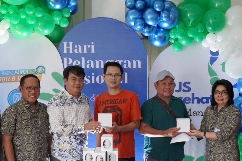Anggota Dewas BPJS Kesehatan Siruaya Utamawan (kedua kiri), bersama Deputi Direksi BPJS Kesehatan Wilayah X, Octovianus Ramba (kiri), dan Kepala BPJS Kesehatan Cabang Utama Manado, Betsy M. O. Roeroe (kanan) foto bersama Novy Octavianus Vincent Yarden Mantiri (43) dan Syahrul Imran (42). ANTARA/HO-BPJS Kesehatan