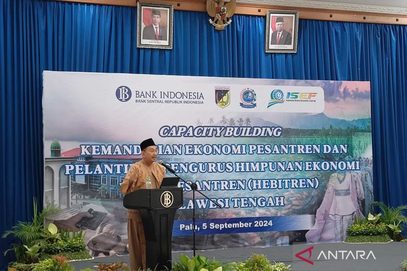 Kepala KPwBI Sulteng Rony Hartawan menyampaikan sambutannya pada acara penguatan kapasitas dan pengukuhan pengurus Himpunan Ekonomi Bisnis Pesantren (Hebitren) Sulteng di Palu, Kamis (5/9/2024). ANTARA/Moh Ridwan