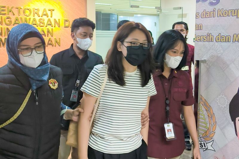 Direktorat Jenderal Imigrasi mendeportasi wanita berinisial AG (34) yang merupakan buronan pemerintah Filipina, Kamis (5/9/2024). ANTARA/HO-Ditjen Imigrasi Kemenkumham