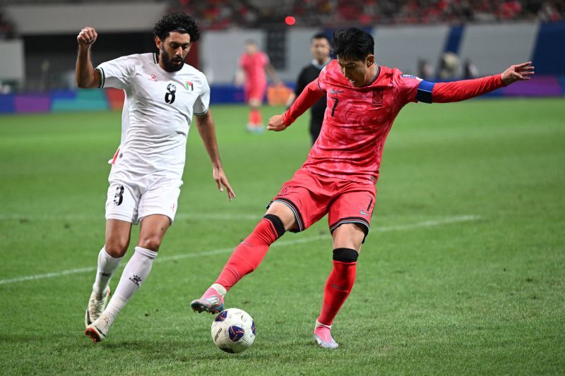 Pemain Korea Selatan (kanan) berebut bola dengan pemain Palestina Attaa Jaber (kiri) pada pertandingan Grup B Kualifikasi Piala Dunia 2026 zona Asia putaran ketiga di Stadion World Cup, Seoul, Kamis (5/9/2024). (ANTARA/AFP/JUNG YEON-JE)