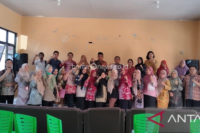Staf Ahli Bupati Bangka Bidang Pembangunan Manusia dan Kebudayaan, Kabupaten Bangka, Provinsi Kepulauan Bangka Belitung, Boy Yandra (berkopiah) foto bersama saat sosialisasi gerakan Jumat Bersih di sekolah, Kamis (5/9). ANTARA/Kasmono