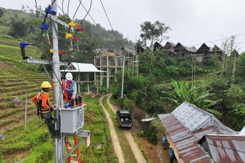 PLN Hadirkan Listrik 24 Jam untuk 25 Desa Terpencil di Sulsel