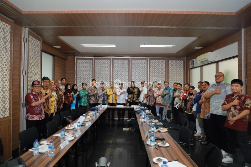 Gubernur Kalimantan Utara Zainal Arifin Paliwang saat menghadiri rapat koordinasi (rakor) PI 10 persen pada wilayah kerja (WK) migas di Tarakan, Kamis (5/9). (ANTARA/HO-DKISP Kaltara)