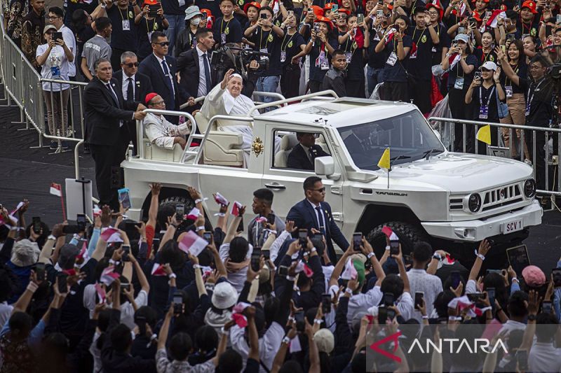 Paus Fransiskus memimpin misa dengan doa dalam bahasa lokal di Jakarta