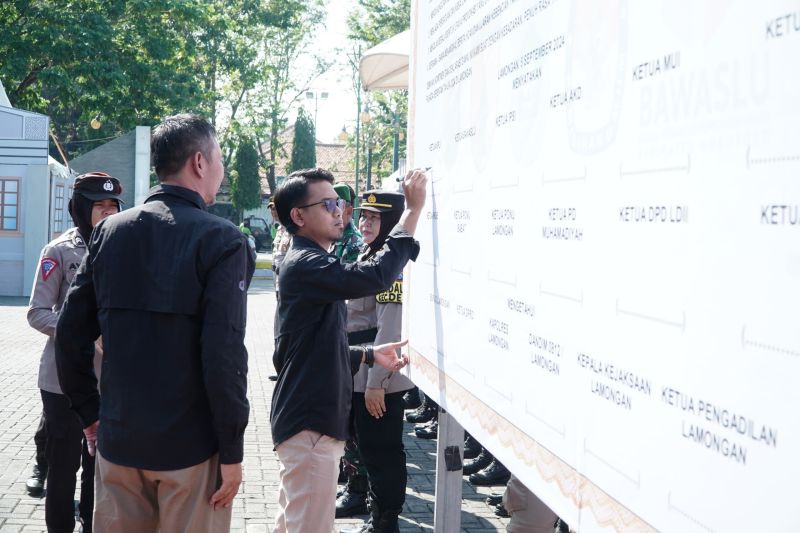 Forum Koordinasi Pimpinan Daerah (Forkopimda) Kabupaten Lamongan menandatangani deklarasi damai Pemilu 2024 di Alun-Alun Lamongan, Jawa Timur, Kamis (5/9/2024). ANTARA/Ali Khakim.