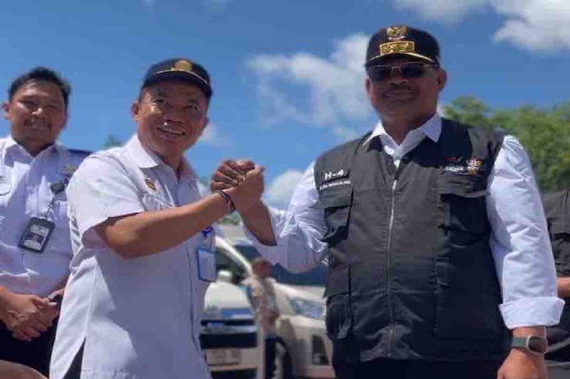 Sekretaris Direktorat Jenderal Perhubungan Darat Kemenhub Amirulloh (tengah), Penjabat (Pj) Gubernur Provinsi Aceh Safrizal ZA (kanan) dalam penandatanganan serah terima pinjam pakai bus dalam mendukung PON XXI di Kantor Gubernur, Banda Aceh, Kamis (5/9/2024). ANTARA/HO-Humas Kemenhub