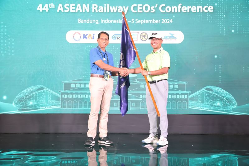 PT KAI Serahkan Pataka ASEAN Railways ke KTMB untuk Konferensi 2025