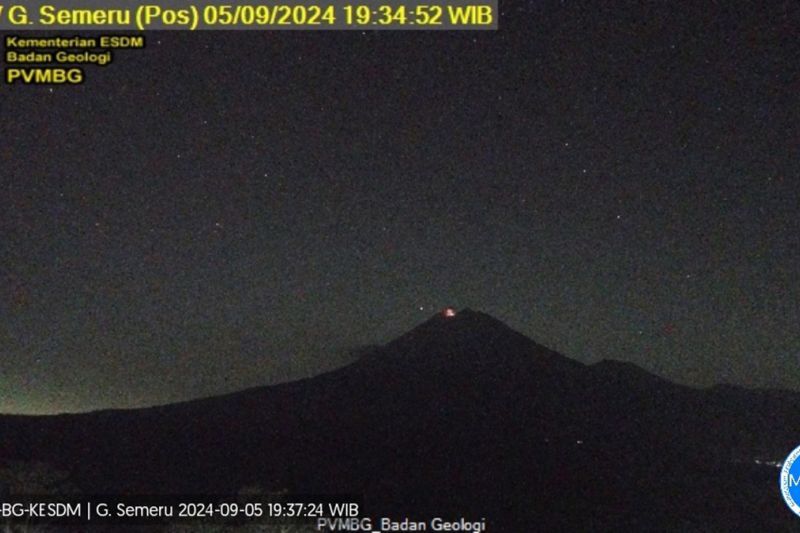 Gunung Semeru Erupsi Tinggi 400 Meter, Warga Diimbau Waspada