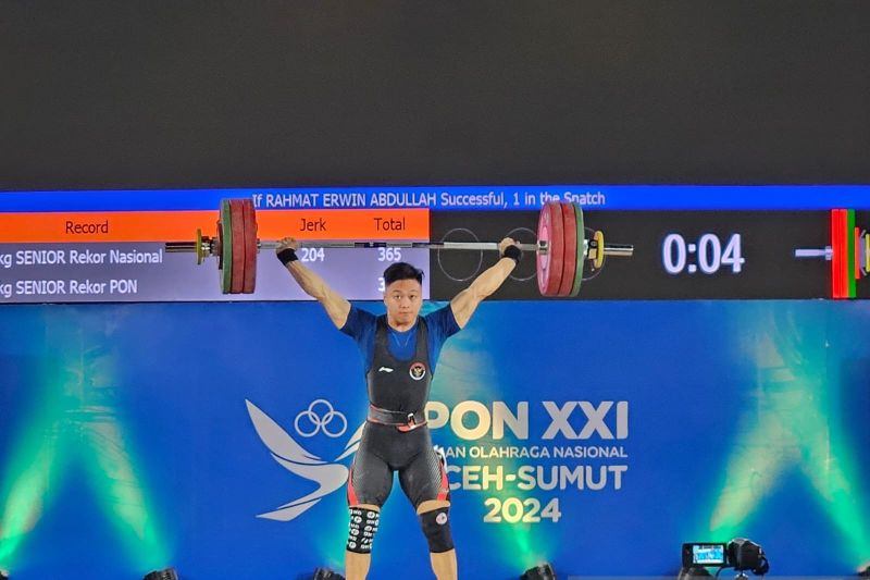 Lifter Sulawesi Selatan, Rahmat Erwin Abdullah, melakukan angkatan snatch pada pertandingan cabang angkat besi kelas 73 kilogram putra PON Aceh-Sumatera Utara 2024, di GOR Seramoe, Banda Aceh, Kamis (5/9/2024). (ANTARA/RAUF ADIPATI)
