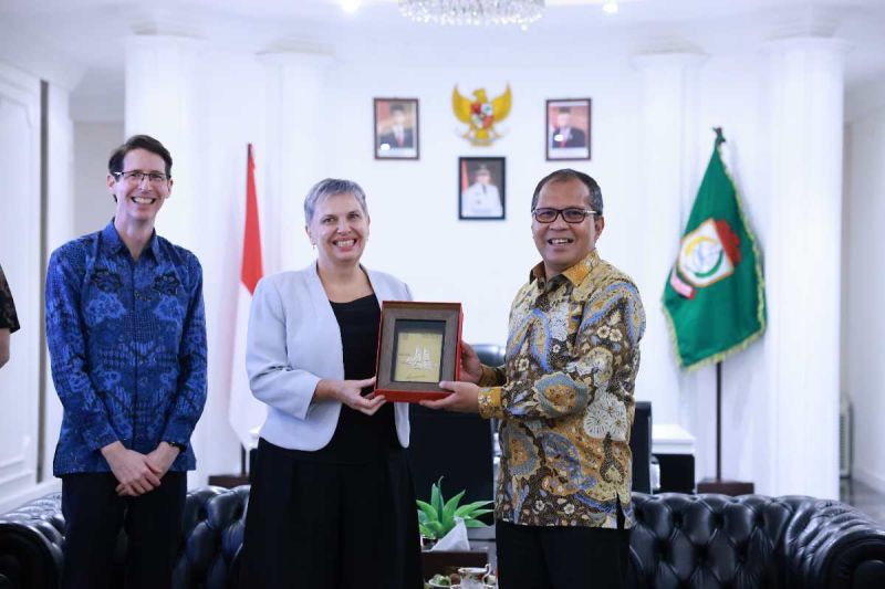 Wali Kota Makassar Moh Ramdhan Pomanto bersama Dubes Australia Penny Williams saat bertukar cinderamata di Makassar, Kamis (4/9/2024). ANTARA/HO/Pemkot Makassar