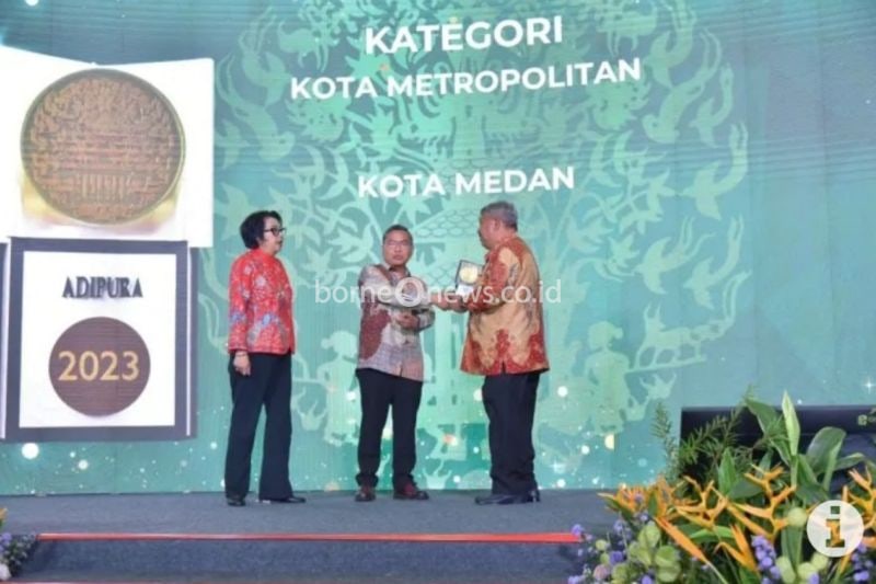 Wakil Menteri Lingkungan Hidup dan Kehutanan Alue Dohong menyerahkan Piala Adipura 2023 kepada Kepala Dinas Lingkungan Hidup Kota Medan M Husni, di Jakarta, Selasa(5/3/2024). ANTARA/ dokumentasi