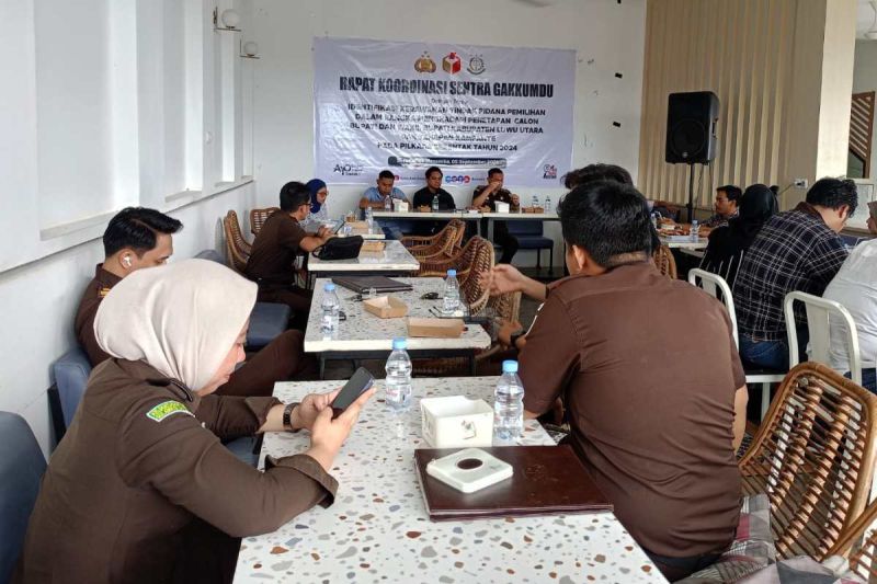Sentra Gakkumdu Luwu Utara saat menggelar rapat koordinasi membahas mengenai cara da identifikasi kerawanan tindak pidana pemilihan pada Pilkada Serentak 2024, Kamis (5/9/2024). ANTARA/HO/Bawaslu Lutra