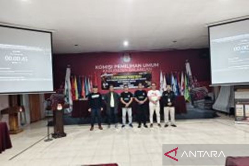 Jajaran KPU Balangan saat menunggu bakal paslon yang akan mendaftarkan diri pada Pilkada 2024, Rabu (4/9/2024) malam. ANTARA/HO-KPU Balangan