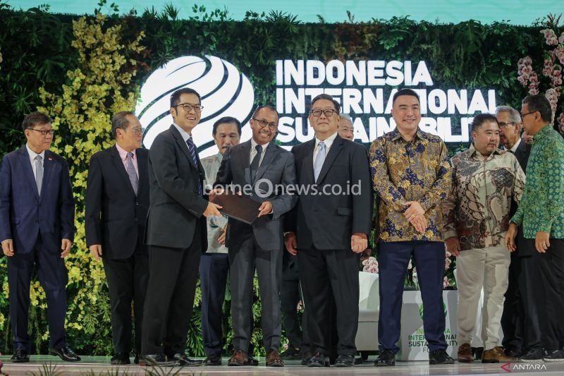 Singapura dan Indonesia mengumumkan kemitraan terkait interkoneksi listrik lintas batas di sela kegiatan Indonesia International Sustainability Forum 2024 di Jakarta, Kamis (5/9/2024). (ANTARA FOTO/Aditya Pradana Putra)