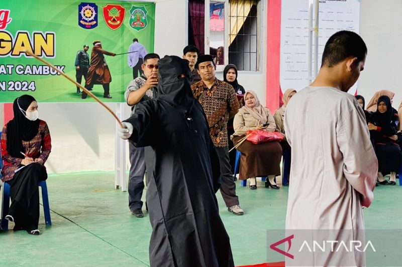 Sembilan Terpidana Judi Online Dihukum Cambuk di Aceh Barat