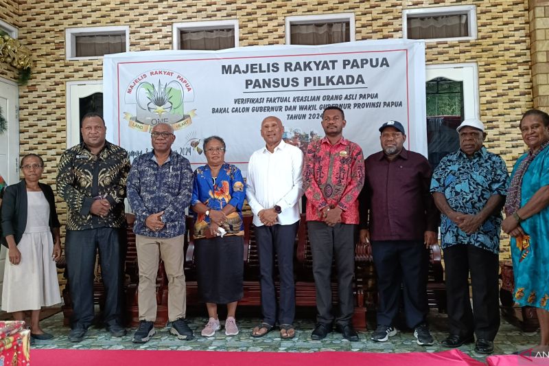 Tim Verifikator MRP berfoto bersama setelah melakukan verifikasi faktual berkas OAP bakal calon Gubernur Papua Benhur Tomi Mano, di Jayapura, Kamis (5/9/2024). ANTARA/Ardiles Leloltery