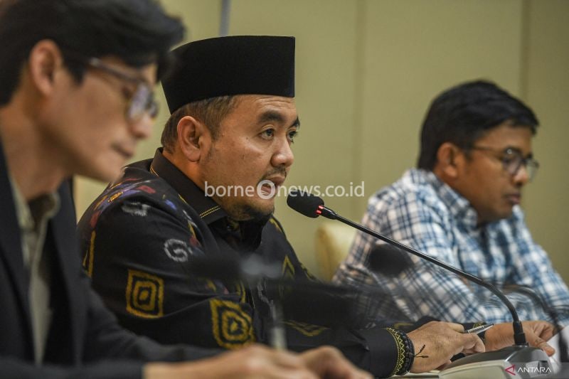 Ketua KPU RI Mochammad Afifuddin (tengah) bersama Anggota KPU RI August Mellaz (kiri) dan Idham Holik (kanan) memberikan keterangan kepada media terkait perkembangan penerimaan pendaftaran Pencalonan kepala daerah Pilkada Serentak Tahun 2024 di kantor KPU RI, Jakarta, Jumat (30/8/2024). ANTARA FOTO/Muhammad Adimaja/foc. (ANTARA FOTO/MUHAMMAD ADIMAJA)