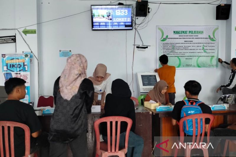 Pelayanan pengurusan administrasi kependudukan di Kantor Dinas Dukcapil Rejang Lebong. (ANTARA/Nur Muhamad)