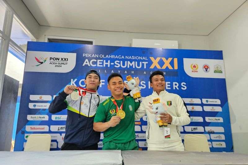 Lifter Jawa Barat Muhammad Nur Fuad Jamal (kiri), lifter Jawa Timur Eko Yuli Iriawan, lifter Lampung Harjianto (kanan) berfoto bersama setelah konferensi pers pertandingan cabang angkat besi kelas 67 kilogram putra PON Aceh-Sumatera Utara 2024, di GOR Seramoe, Banda Aceh, Kamis (5/9/2024). (ANTARA/RAUF ADIPATI)