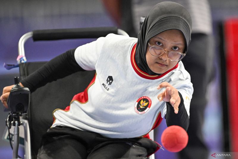 Atlet Boccia Indonesia Gischa Zayana melempar bola dalam pertandingan perebutan medali perunggu nomor individual BC2 putri Paralimpiade Paris 2024 di Paris South Arena, Paris, Perancis, Minggu (1/9/2024). . ANTARAFOTO/Agung Wahyudi/app/Spt. (ANTARA FOTO/AGUNG WAHYUDI)
