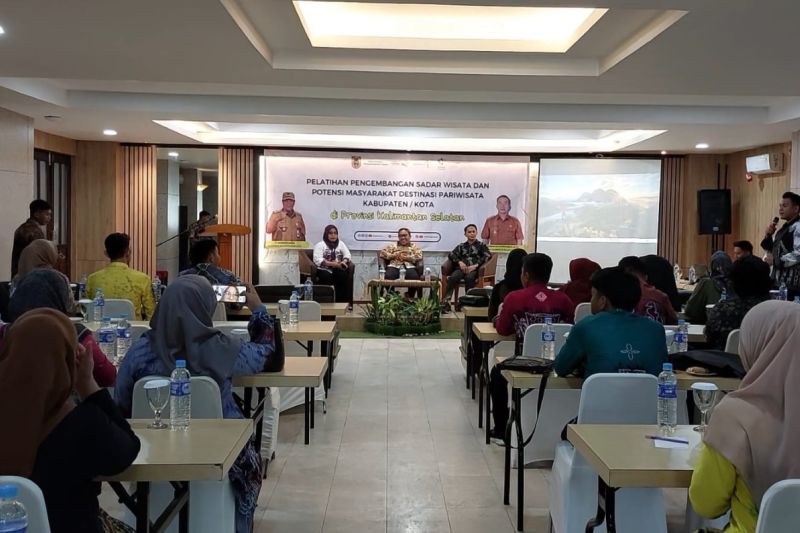 Para kelompok sadar pariwisata (Pokdarwis) Kabupaten Tanah Bumbu menerima materi mitigasi bencana dan pengelolaan objek wisata dari Dinas Pariwisata Provinsi Kalimantan Selatan di Banjarmasin, Kamis (5/9/2024). (ANTARA/HO-Dispar Kalsel)