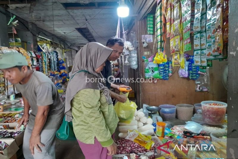 Arsip - Warga membeli kebutuhan harian di Pasar Temanggung Djaya Karti di Tamiang Layang Kecamatan Dusun Timur. ANTARA/Habibullah