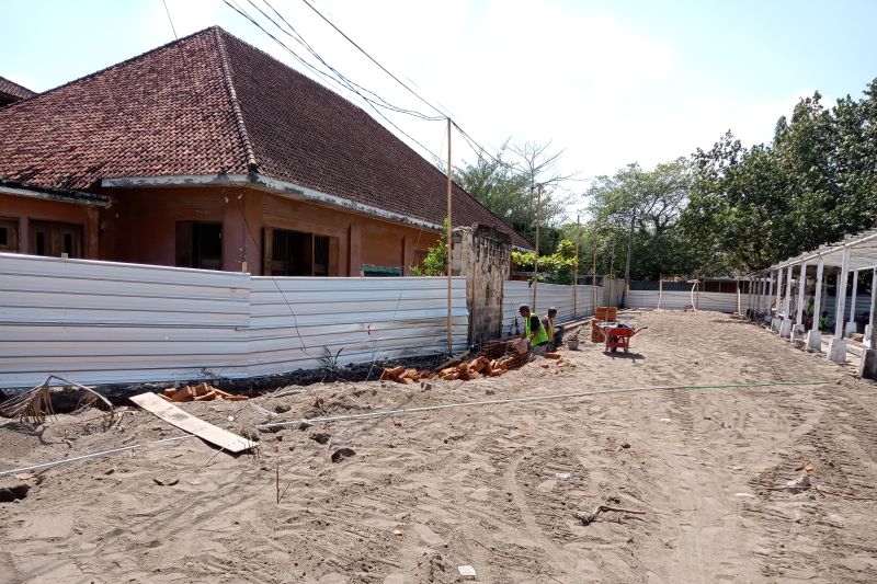 Salah satu sudut kegiatan revitalisasi objek wisata Pantai Ampenan, Kota Mataram, Provinsi Nusa Tenggara Barat. (ANTARA/Nirkomala)