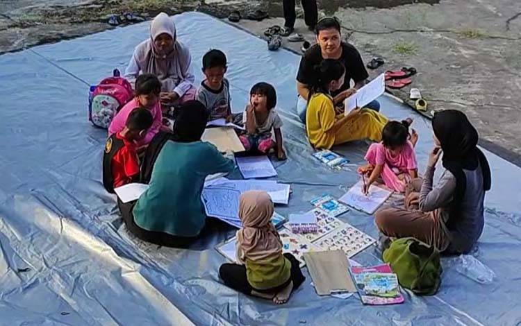 Kegiatan Sekolah Rakyat Kalteng di bawah jembatan Kahayan (Foto : PATHUR)