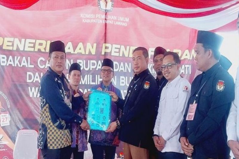 KPU Empat Lawang saat menerima berkas pendaftaran pasangan bakal calon bupati-wakil bupati Joncik Muhammad-Arifai. (ANTARA/HO/KPU Empat Lawang)