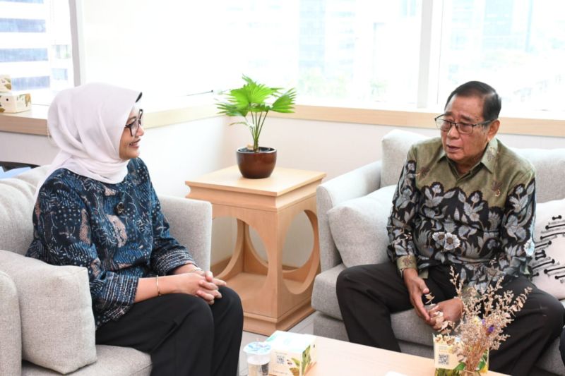 Bupati Lombok Utara, Provinsi NTB Djohan Sjamsu (kanan) saat berbicara dengan Direktur PKPM Bappenas Tirta (ANTARA/HO-Humas Pemkab Lombok Utara)