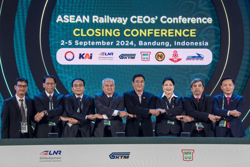 Direktur Utama PT KAI Didiek Hartantyo (kedua kiri) bersama Ministry of Public Works and Transport Kamboja Ray Rom (kiri), Managing Director Lao National Railways Laos Daochinda Siharath (ketiga kiri), Chief Operating Officer Keretapi Tanah Melayu Berhard (KTMB) M Zain Mat Taha (keempat kiri), CEO Myanmar Railways Nyi Nyi Swe (keempat kanan), General Manager Philippine National Railways Atty. Celeste D. Lauta (ketiga kanan), Chief of Electrified Management State Railway of Thailand Vuttikai Vach