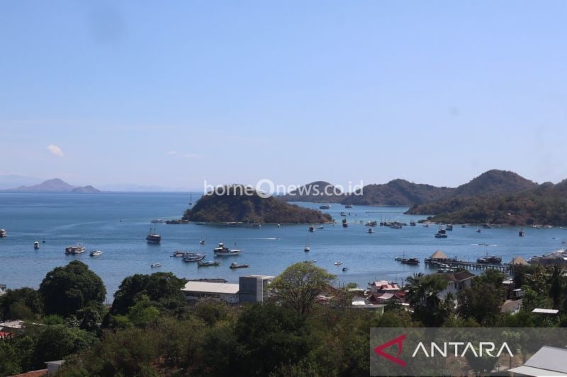 Perairan Labuan Bajo terpantau dari Puncak Waringin, Kabupaten Manggarai Barat, NTT. (ANTARA/Gecio Viana)